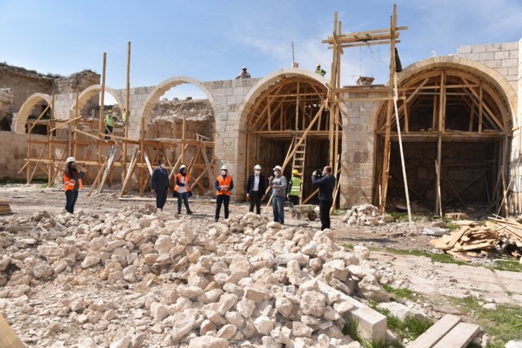 Obruk Hanı’nda restorasyon çalışmalarını sürdürüyor