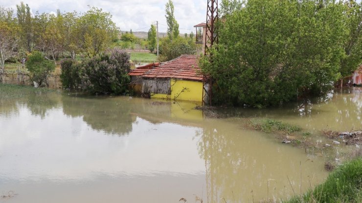 Aksaray’da sulama kanalı patladı, tarla ve evler sular altında kaldı