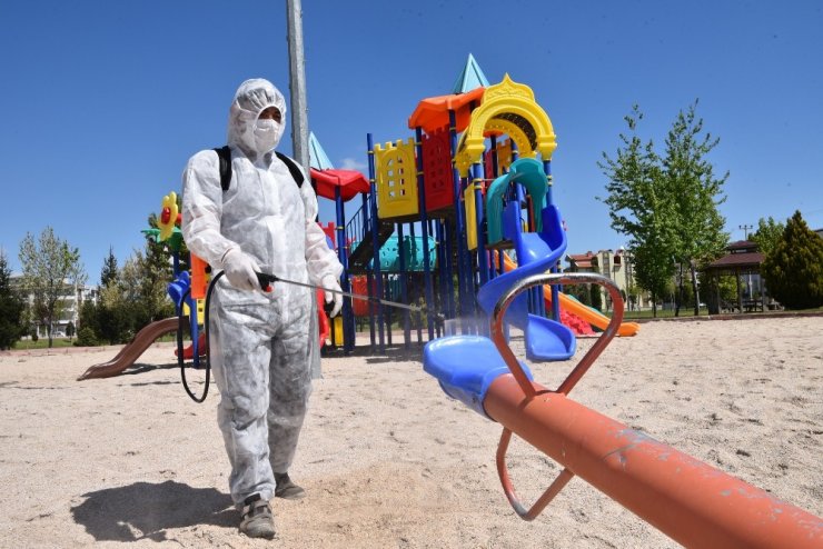 Selçuklu’da çocuk parkları yeniden dezenfekte ediliyor