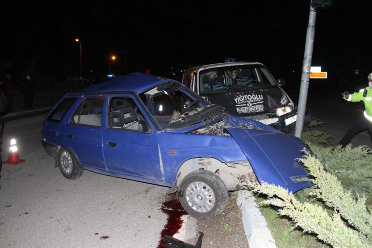 Konya’da otomobille kamyonet çarpıştı: 1 ölü, 4 yaralı