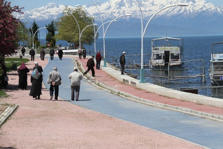 Beyşehir’de 65 yaş üstü vatandaşlar göl kenarına akın etti