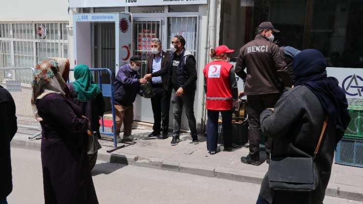 Aksaray Kızılay Şubesinin ihtiyaç sahiplerine desteği sürüyor