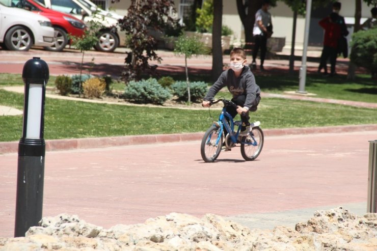 Konya’da parklar çocuklarla doldu