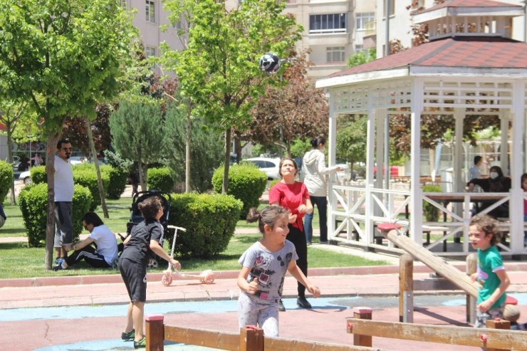 Konya’da parklar çocuklarla doldu