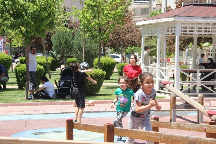 Konya’da parklar çocuklarla doldu