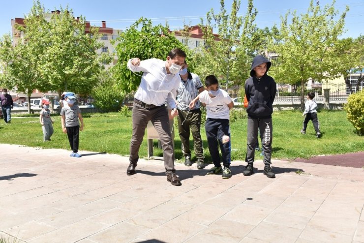 Başkan Kılca’dan çocuklara maske ve çikolata