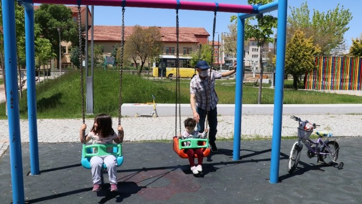 Aksaray’da sokağa çıkan çocuklar doyasıya eğlendi