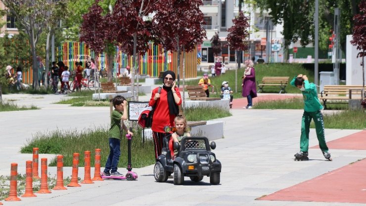 Aksaray’da sokağa çıkan çocuklar doyasıya eğlendi