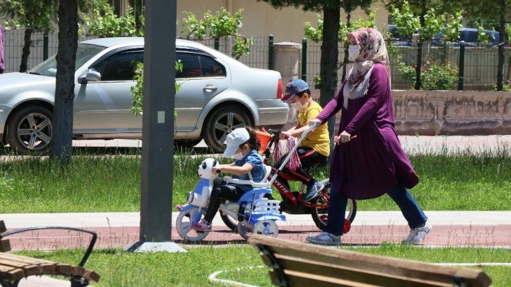 Aksaray’da sokağa çıkan çocuklar doyasıya eğlendi