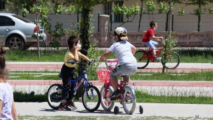 Aksaray’da sokağa çıkan çocuklar doyasıya eğlendi