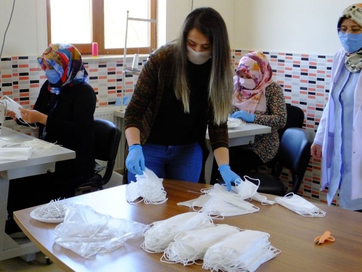 Aksaray’da gönüllü kursiyer ve kadınlar maske üretimi yapıyor