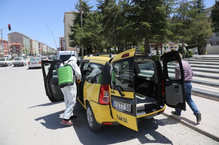 Ereğli Belediyesi ticari taksileri dezenfekte etmeye devam ediyor