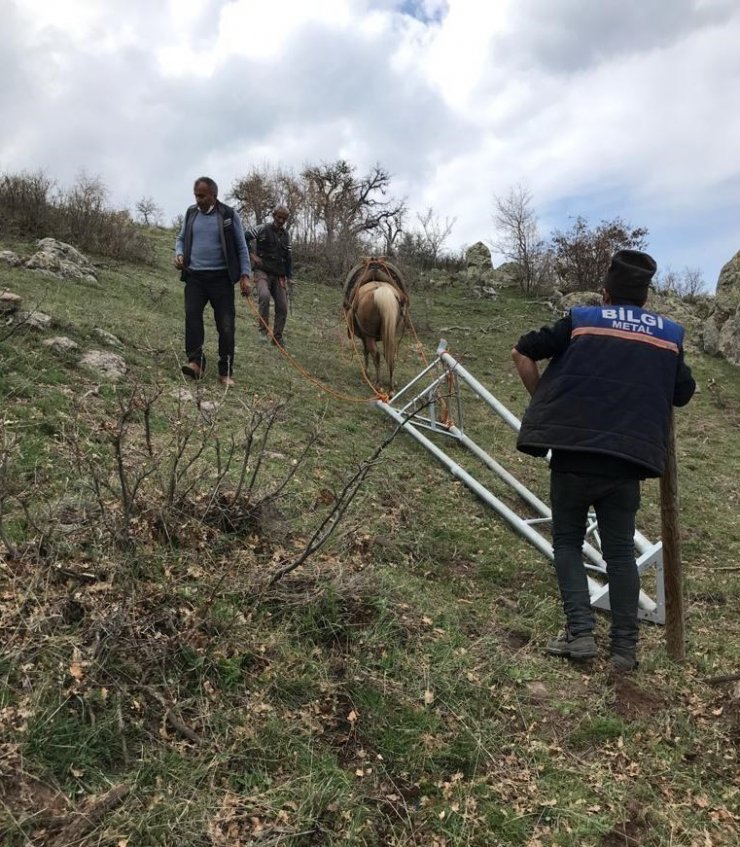 Gidemedikleri köylerine kamera yerleştirip özlem gideriyorlar