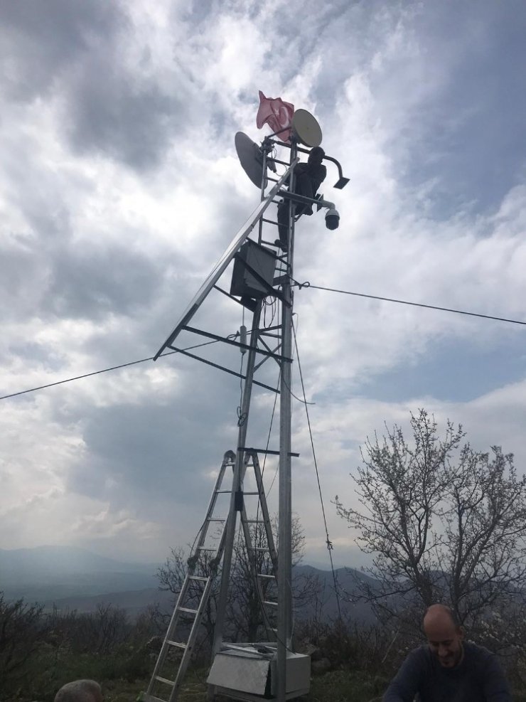 Gidemedikleri köylerine kamera yerleştirip özlem gideriyorlar