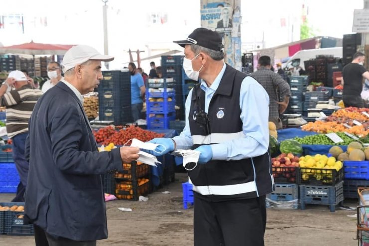 Aksaray Belediyesi kendi ürettiği maskeleri dağıtmaya devam ediyor