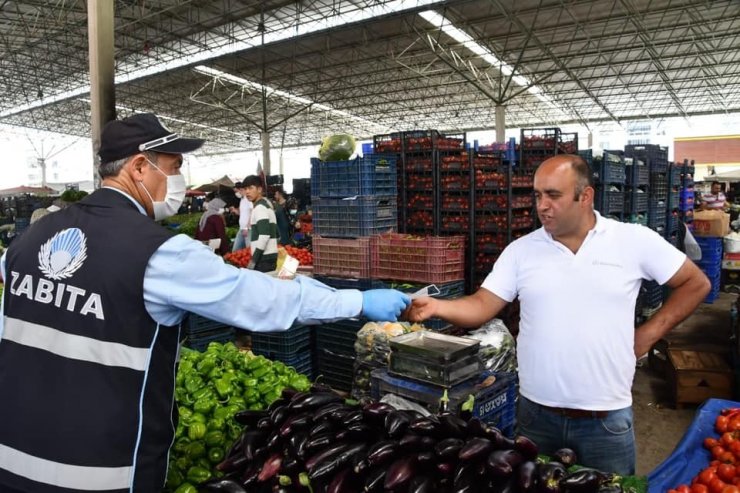 Aksaray Belediyesi kendi ürettiği maskeleri dağıtmaya devam ediyor