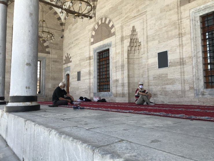 Konya’da 65 yaş üzeri vatandaşlar camilere koştu