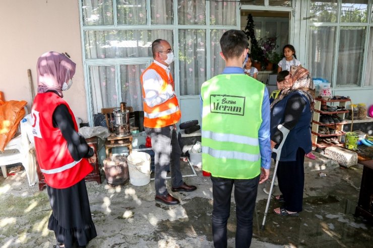 Meram’da yalnız yaşayan büyüklerin iftar yemeklerini Başkan Kavuş dağıttı