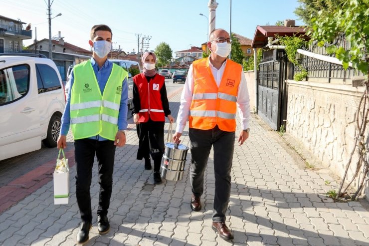 Meram’da yalnız yaşayan büyüklerin iftar yemeklerini Başkan Kavuş dağıttı