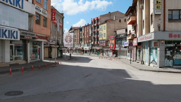 Aksaray’da sokaklar görev yapan polislere kaldı