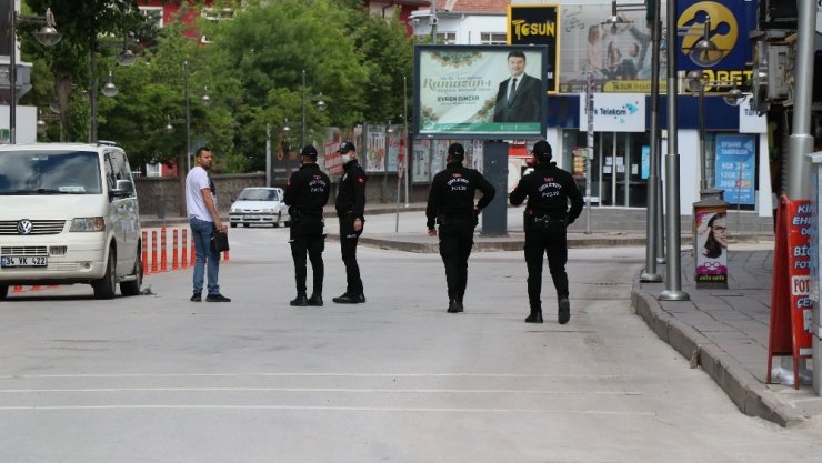 Aksaray’da sokaklar görev yapan polislere kaldı