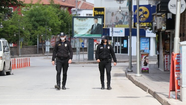 Aksaray’da sokaklar görev yapan polislere kaldı