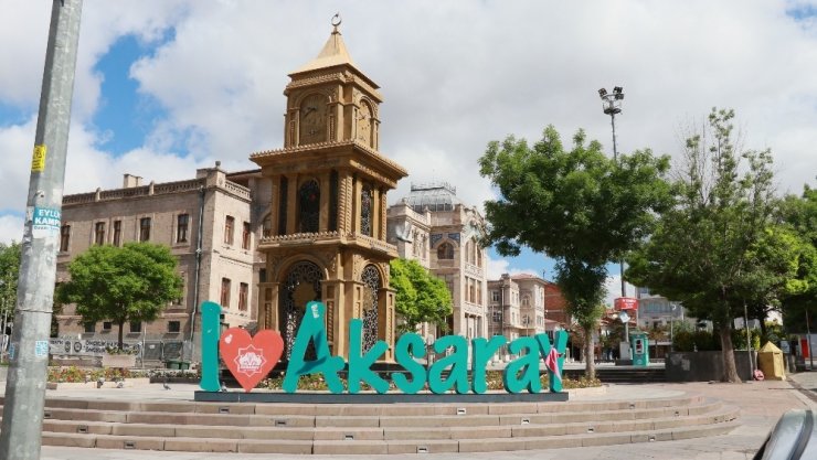 Aksaray’da sokaklar görev yapan polislere kaldı