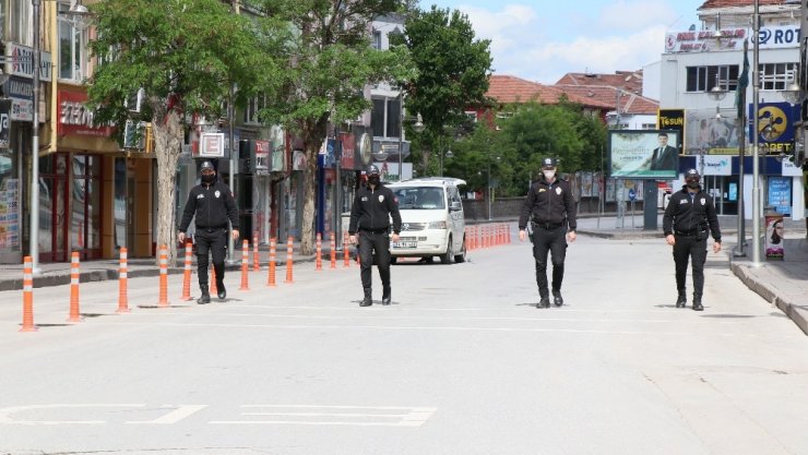 Aksaray’da sokaklar görev yapan polislere kaldı