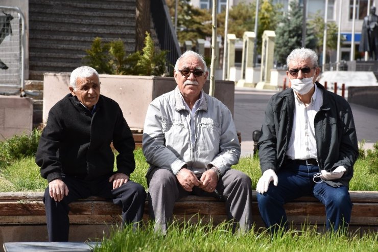 65 yaş üstü kişiler bayramın keyfini sokaklarda çıkardı