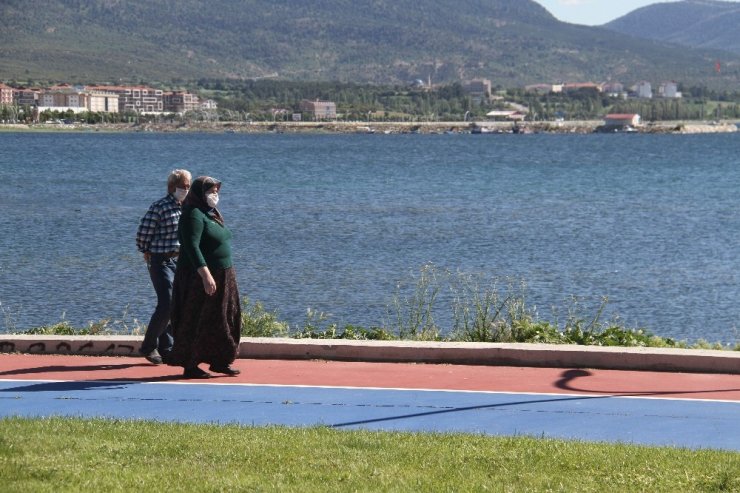 Beyşehir’de yaşlılar göl sahilinde bayramlaştı