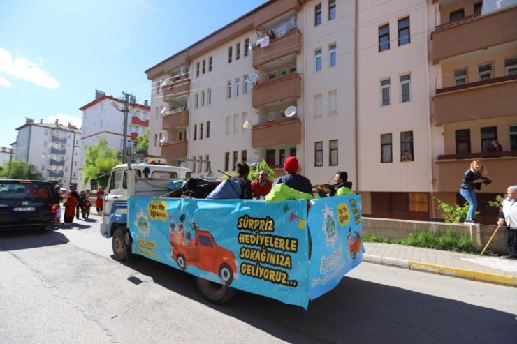 Balkonda göbek atıp müzisyenlere şeker ikram ettiler