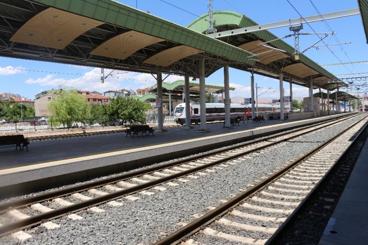 Konya Tren Garı’nda YHT seferi hazırlığı