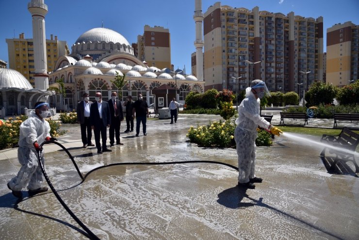 Konya’da cami avluları cuma namazına hazırlanıyor