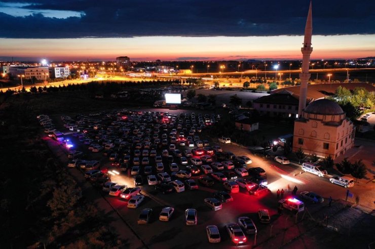 Aksaray’da arabada sinema keyfi