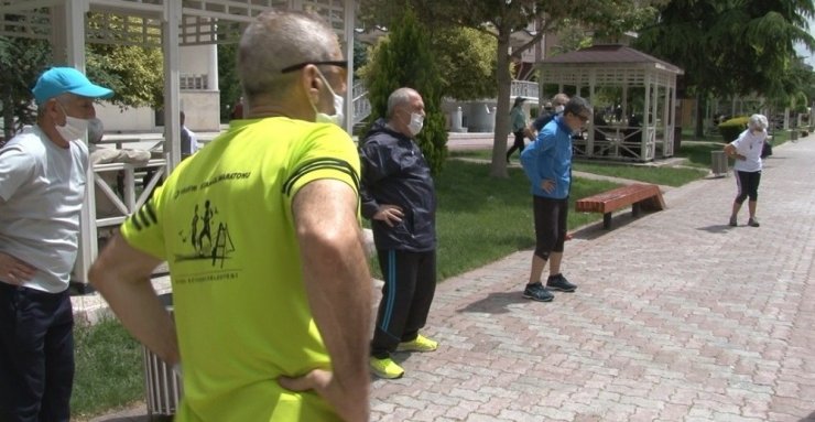 65 yaş üstü sporcular parkta bir araya geldi