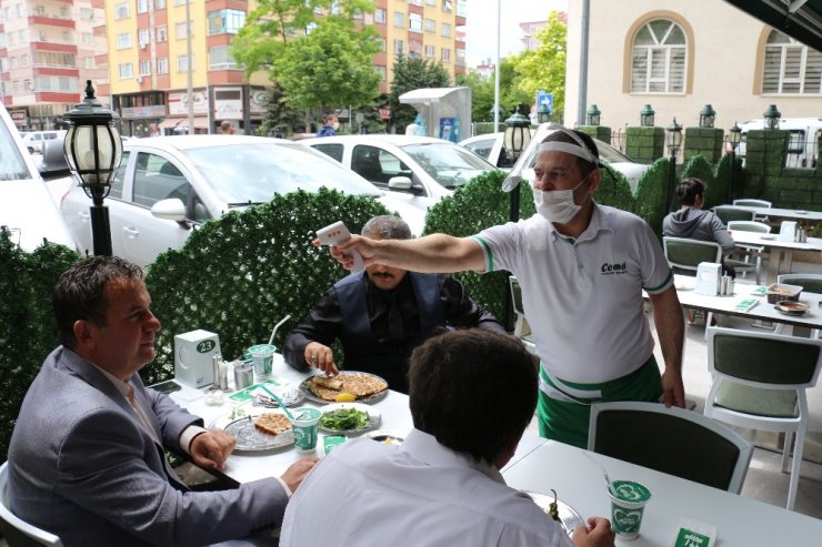 Konya’da restoranlarda sosyal mesafeye uyuluyor