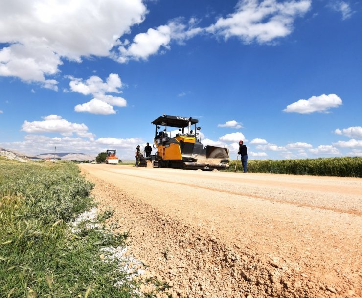 Karatay’da yol ve asfalt seferberliği sürüyor