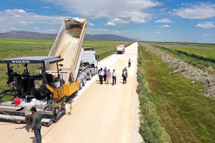 Karatay’da yol ve asfalt seferberliği sürüyor