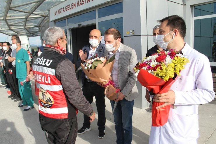 Motosiklet ve bisiklet tutkunlarından fedakar sağlık çalışanlarına çiçek