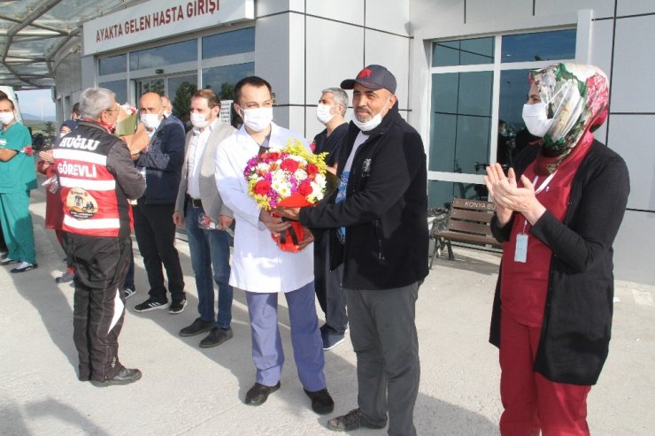 Motosiklet ve bisiklet tutkunlarından fedakar sağlık çalışanlarına çiçek