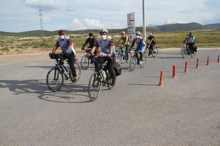 Motosiklet ve bisiklet tutkunlarından fedakar sağlık çalışanlarına çiçek