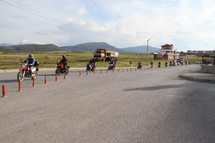 Motosiklet ve bisiklet tutkunlarından fedakar sağlık çalışanlarına çiçek