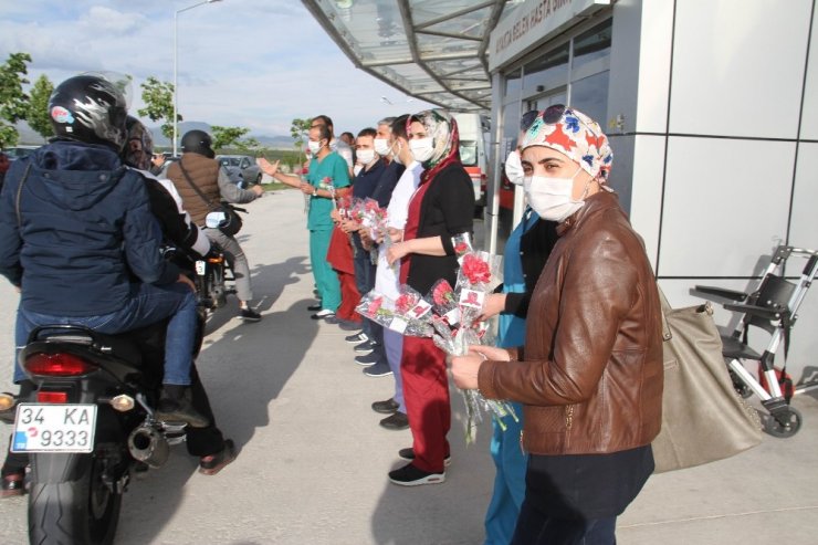 Motosiklet ve bisiklet tutkunlarından fedakar sağlık çalışanlarına çiçek