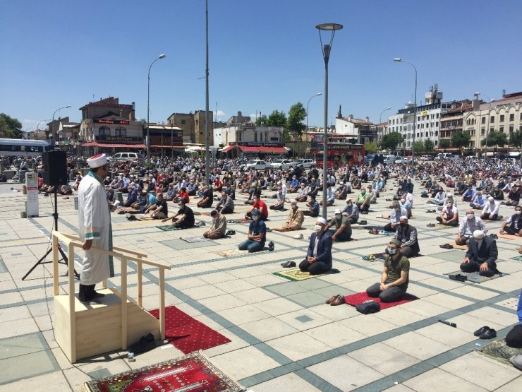 Konya’da sosyal mesafeli ikinci cuma namazı kılındı