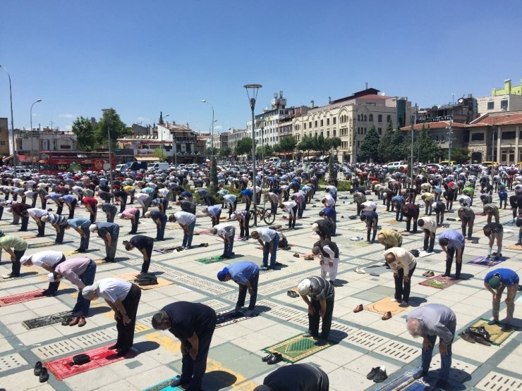 Konya’da sosyal mesafeli ikinci cuma namazı kılındı