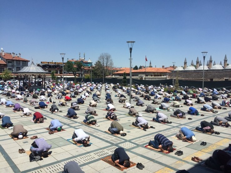 Konya’da sosyal mesafeli ikinci cuma namazı kılındı