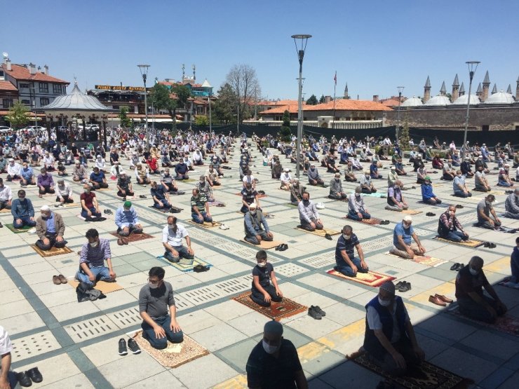 Konya’da sosyal mesafeli ikinci cuma namazı kılındı