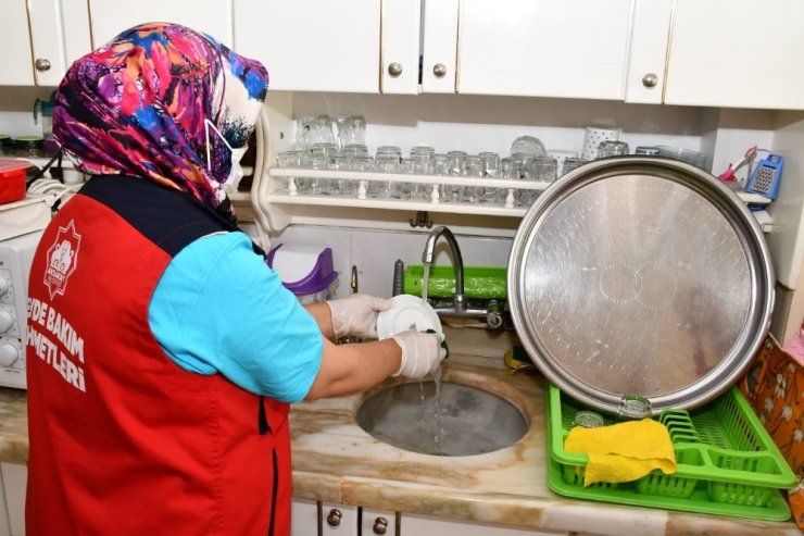 Aksaray Belediyesi evde bakım ve temizlik hizmetlerini sürdürüyor