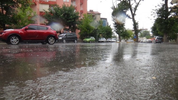 Aksaray’da vatandaşlar şiddetli sağanak yağmura hazırlıksız yakalandı