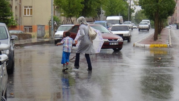 Aksaray’da vatandaşlar şiddetli sağanak yağmura hazırlıksız yakalandı